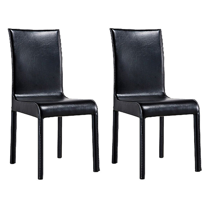Chaises de salle à manger en cuir de style contemporain.