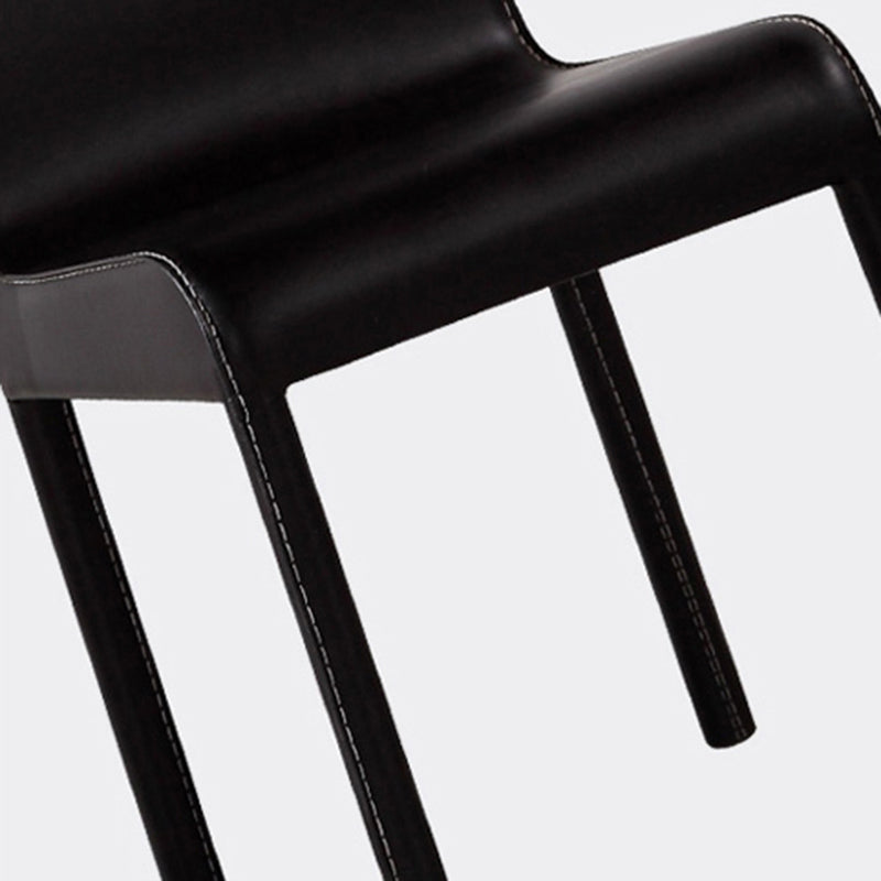 Chaises de salle à manger en cuir de style contemporain.