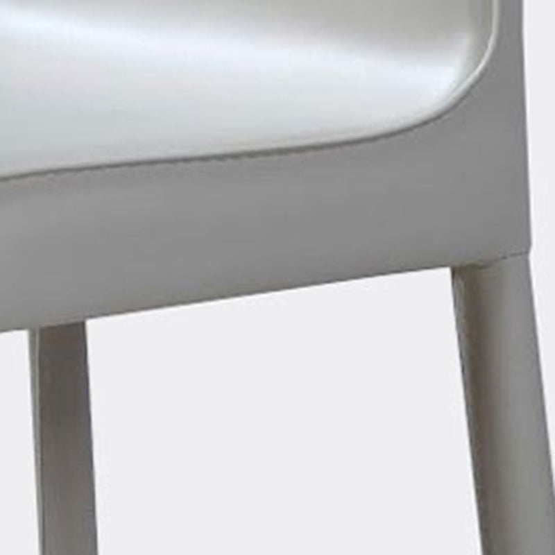 Chaises de salle à manger en cuir de style contemporain.