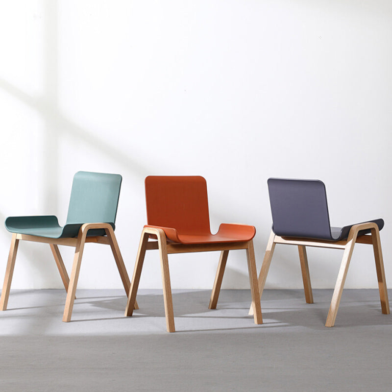 Sillón de comedor apilable escandinavo con respaldo macizo y patas de madera