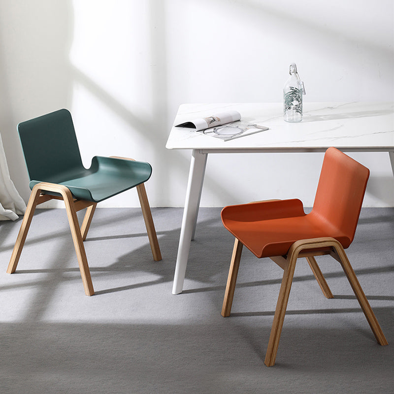 Sillón de comedor apilable escandinavo con respaldo macizo y patas de madera