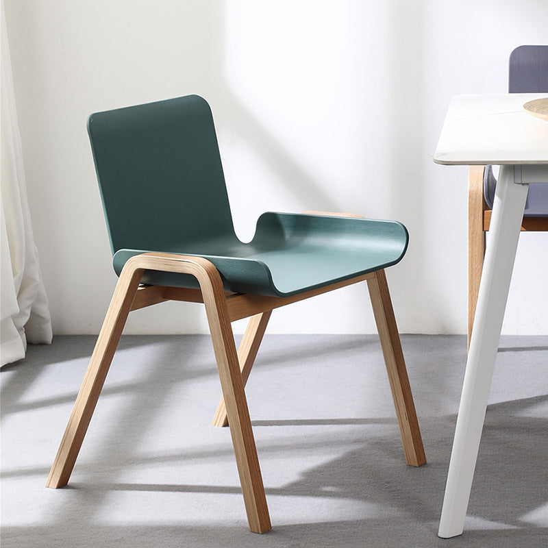 Sillón de comedor apilable escandinavo con respaldo macizo y patas de madera