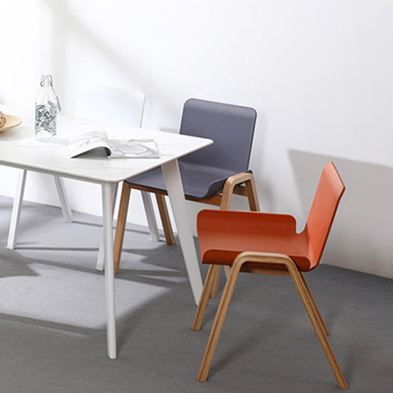 Sillón de comedor apilable escandinavo con respaldo macizo y patas de madera
