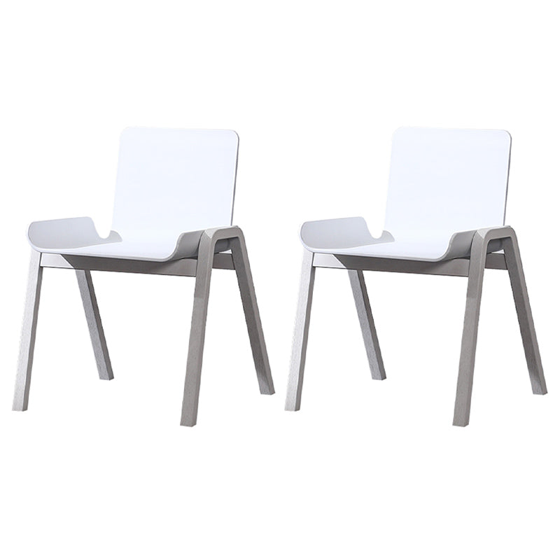 Sillón de comedor apilable escandinavo con respaldo macizo y patas de madera