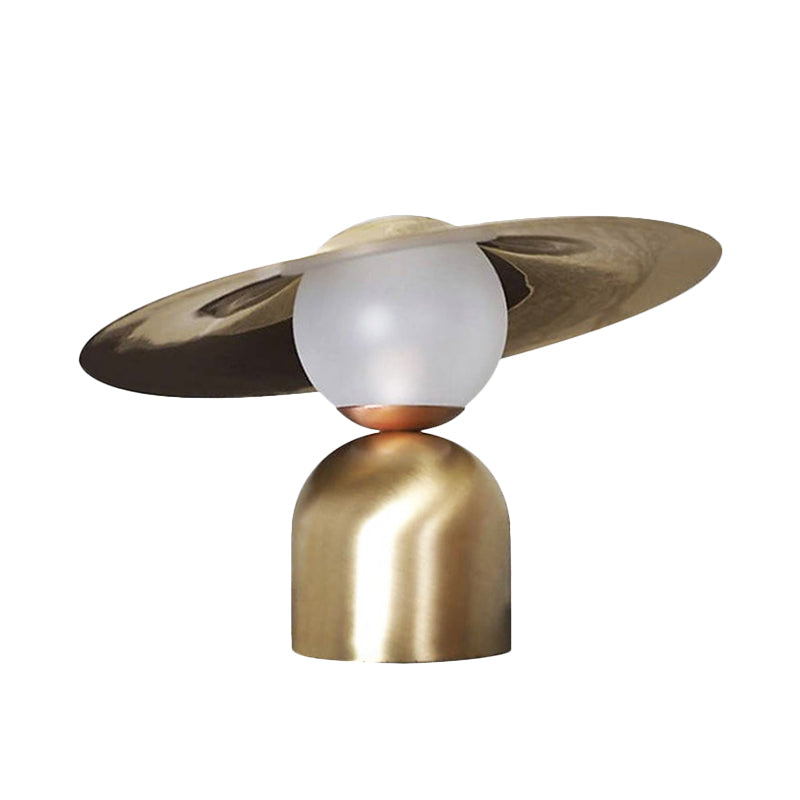 Luz de tarea plana de latón Modernista 1 Lámpara de escritorio de metal de bulbo con tono de vidrio ópalo de esfera