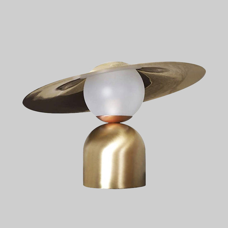 Luz de tarea plana de latón Modernista 1 Lámpara de escritorio de metal de bulbo con tono de vidrio ópalo de esfera