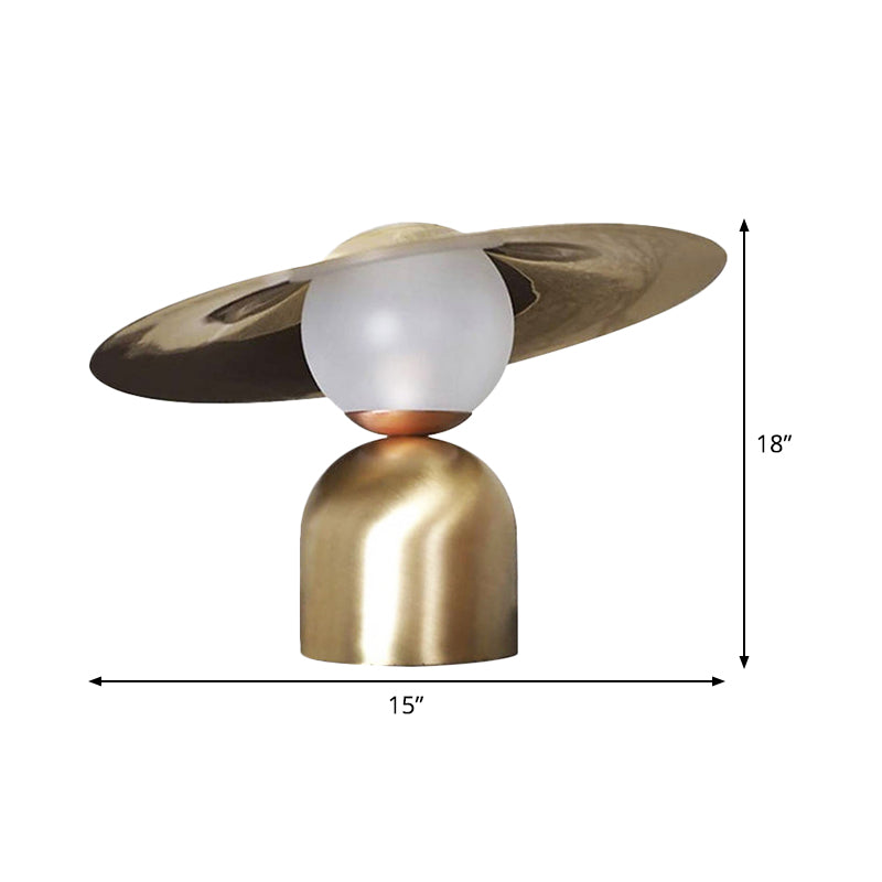 Luz de tarea plana de latón Modernista 1 Lámpara de escritorio de metal de bulbo con tono de vidrio ópalo de esfera