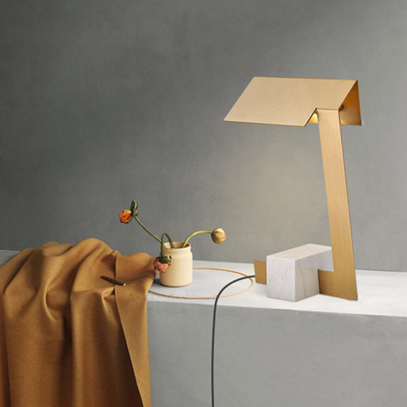 Lampe de bureau triangulaire en métal doré, 1 ampoule, lampe de table moderne avec base rectangulaire en marbre blanc