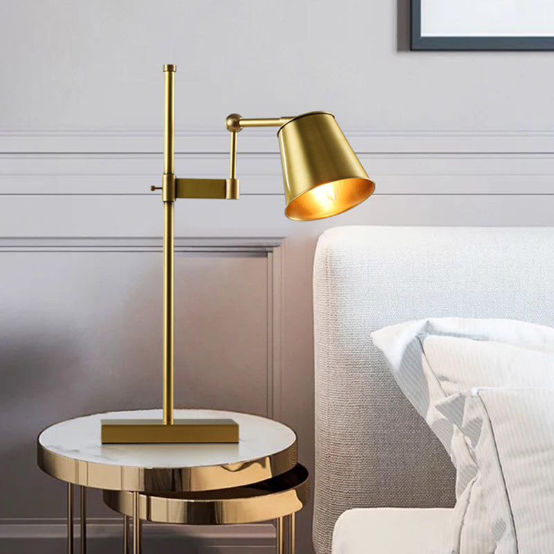 Brede flare metalen tafel licht modern 1 bol messing nachtkastje lamp met zwenkarm