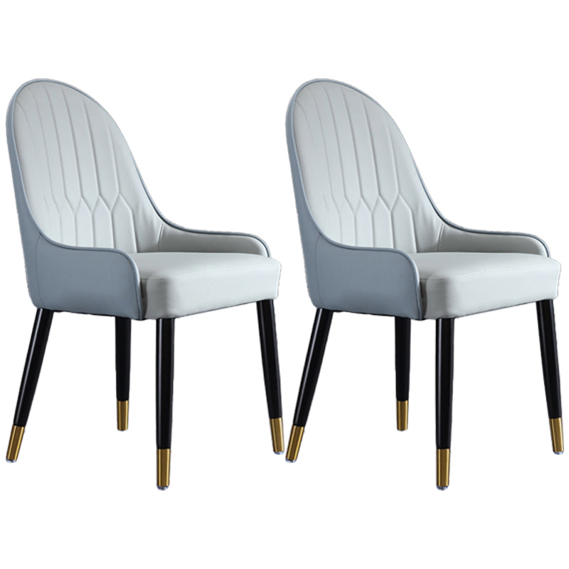 El comedor de madera contemporáneo preside los sillones laterales tapizados para el uso en el hogar