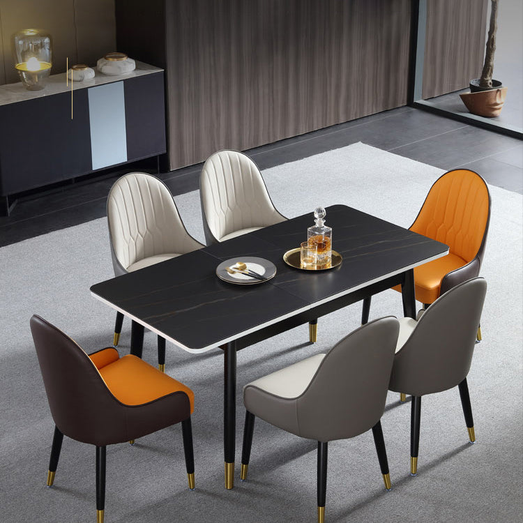 El comedor de madera contemporáneo preside los sillones laterales tapizados para el uso en el hogar