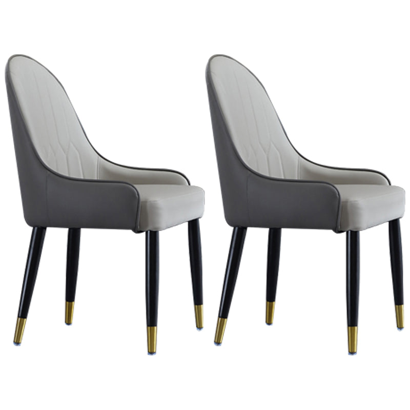 El comedor de madera contemporáneo preside los sillones laterales tapizados para el uso en el hogar