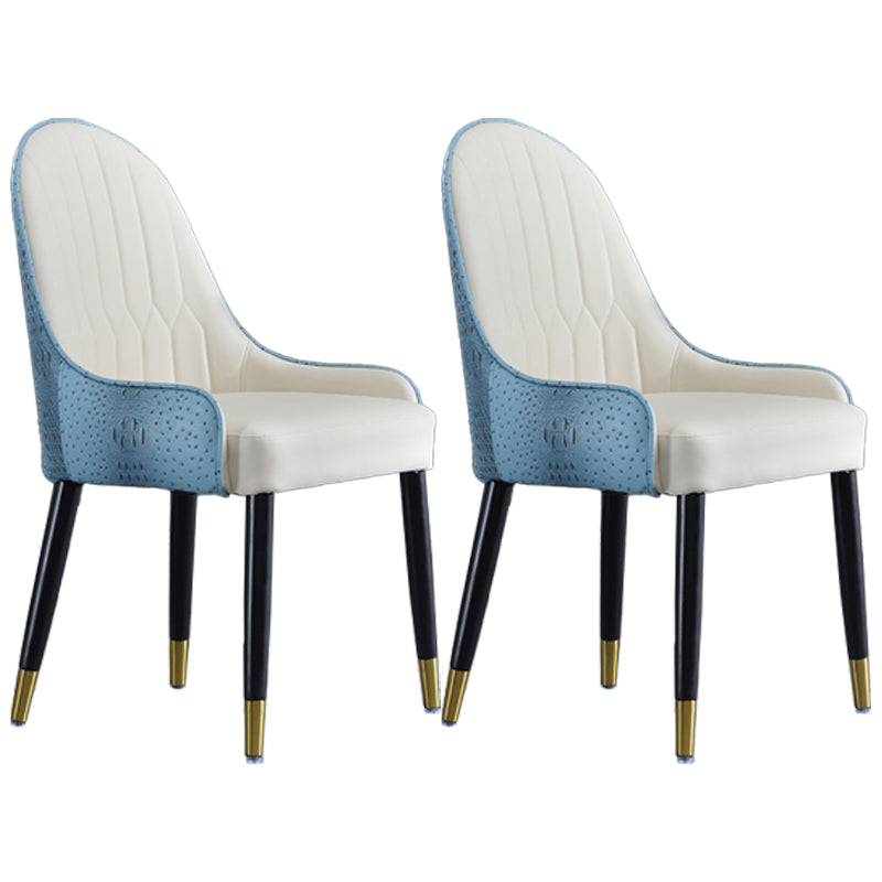 El comedor de madera contemporáneo preside los sillones laterales tapizados para el uso en el hogar