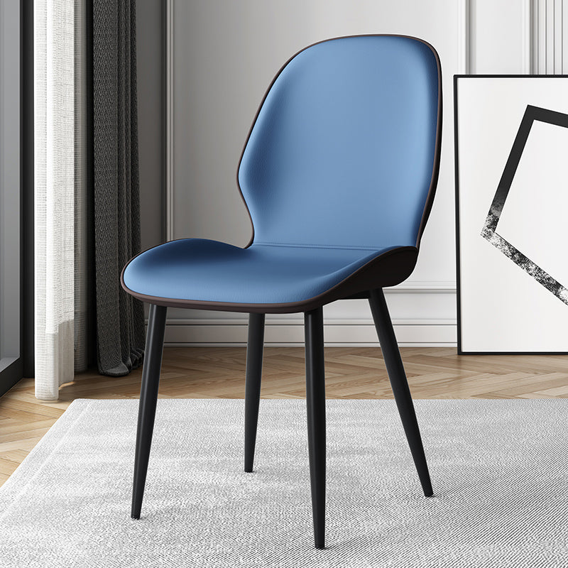 Chaise latérale en cuir de restaurant contemporain finition mate Parsons dinant la chaise