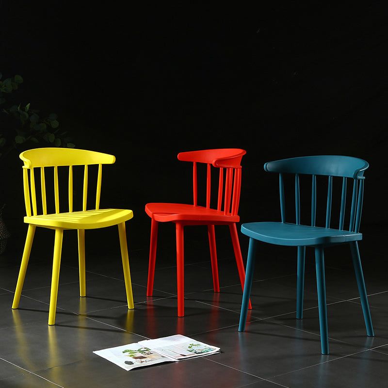 Chaise latérale contemporaine sans accoudoirs en plastique, chaise d'appoint empilable à dossier Windsor pour usage domestique
