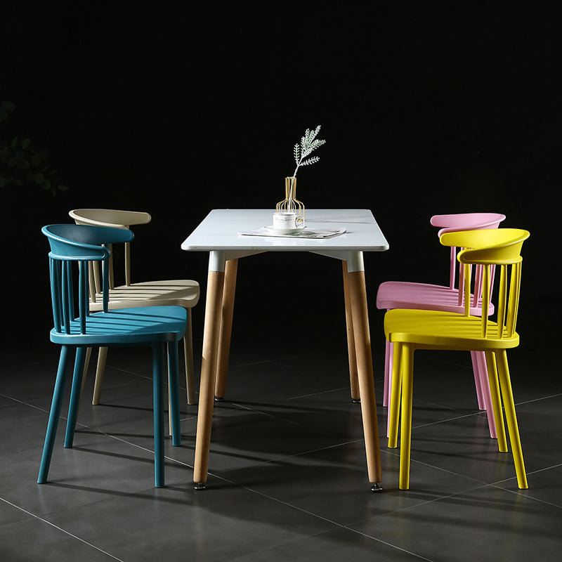 Chaise latérale contemporaine sans accoudoirs en plastique, chaise d'appoint empilable à dossier Windsor pour usage domestique