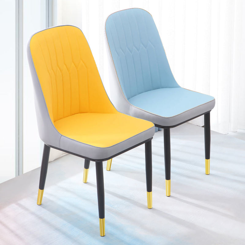 Chaise d'appoint contemporaine à la maison, chaise de salle à manger rembourrée en métal à dossier solide