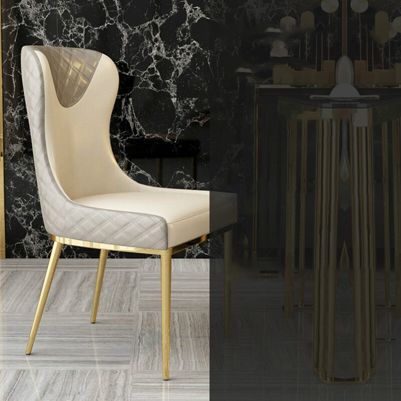 Silla sin brazos tapizada de cuero con respaldo lateral y patas de metal