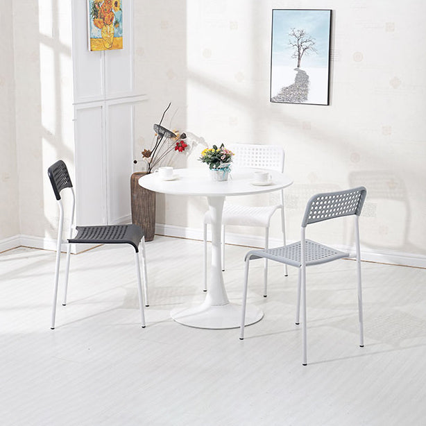 El comedor contemporáneo del metal preside la parte posterior abierta plástica que cena la silla sin brazos lateral