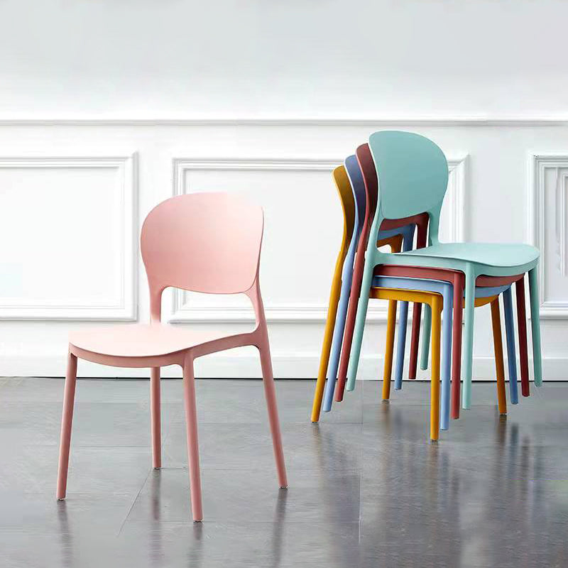 Silla lateral de plástico contemporánea, silla lateral de comedor apilable sin brazos con respaldo abierto