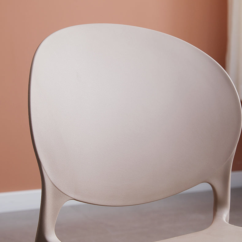 Silla lateral de plástico contemporánea, silla lateral de comedor apilable sin brazos con respaldo abierto