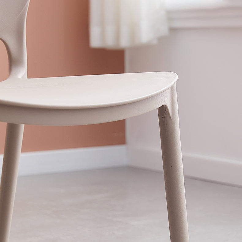 Silla lateral de plástico contemporánea, silla lateral de comedor apilable sin brazos con respaldo abierto