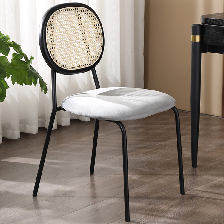 Silla lateral tapizada sin brazos de comedor con parte trasera abierta con patas de metal