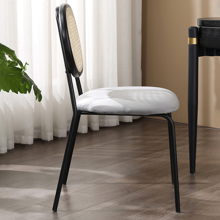Silla lateral tapizada sin brazos de comedor con parte trasera abierta con patas de metal