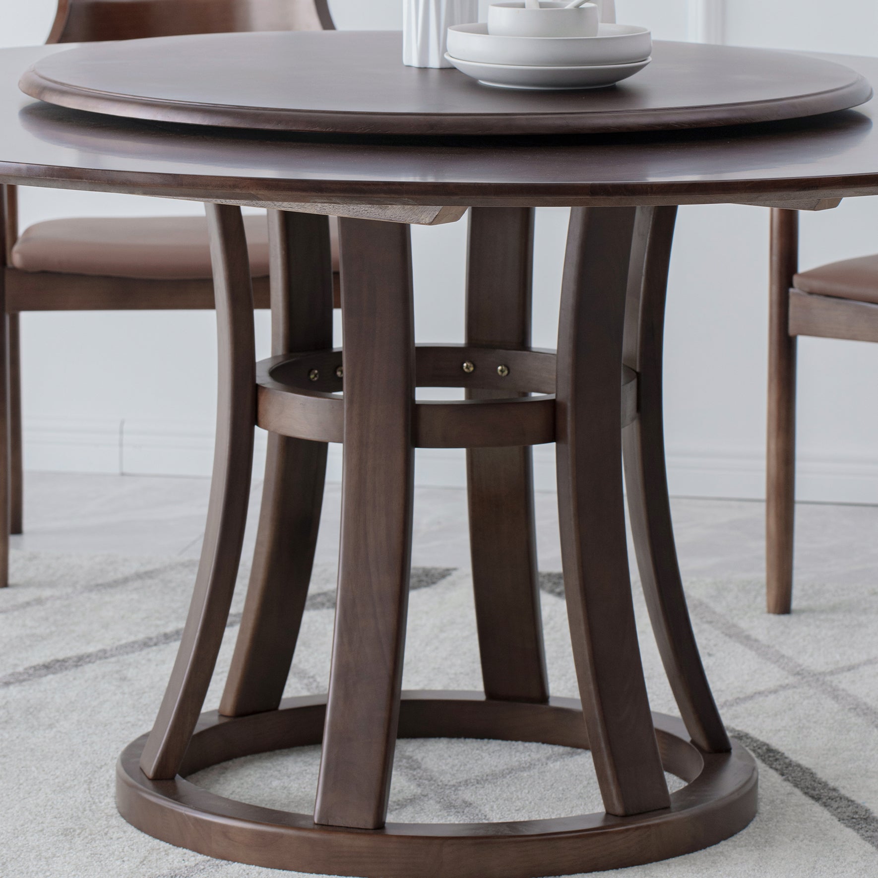 Rotatable Wooden Round Table in Brown Rubber Wood Dining Table with Pedestal