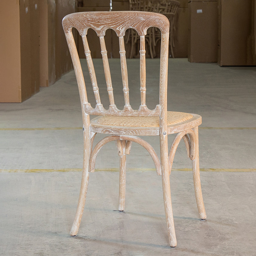 Patio de madera de la granja que cena la parte posterior natural del listón de la silla lateral que cena las sillas