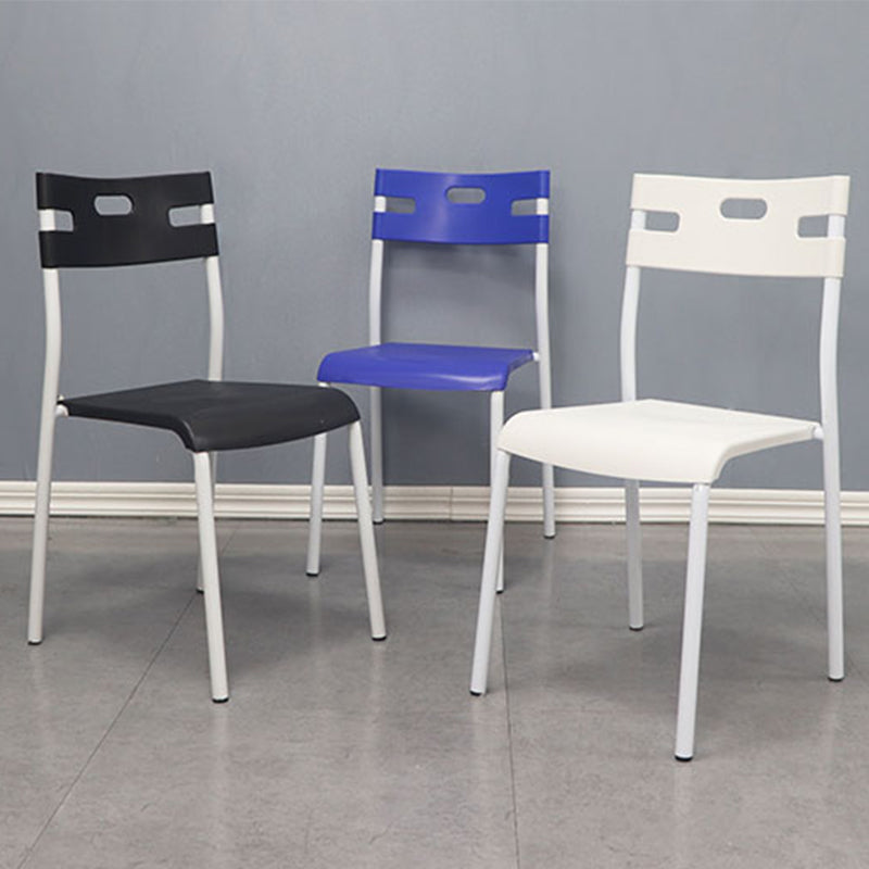 Chaises de salle à manger en plastique contemporaines, chaise sans bras latérale à dossier ouvert pour usage au restaurant
