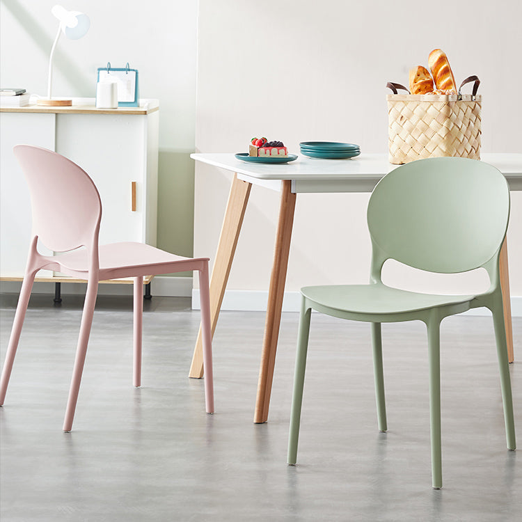 Chaise de salle à manger scandinave en plastique, dossier ouvert, finition mate