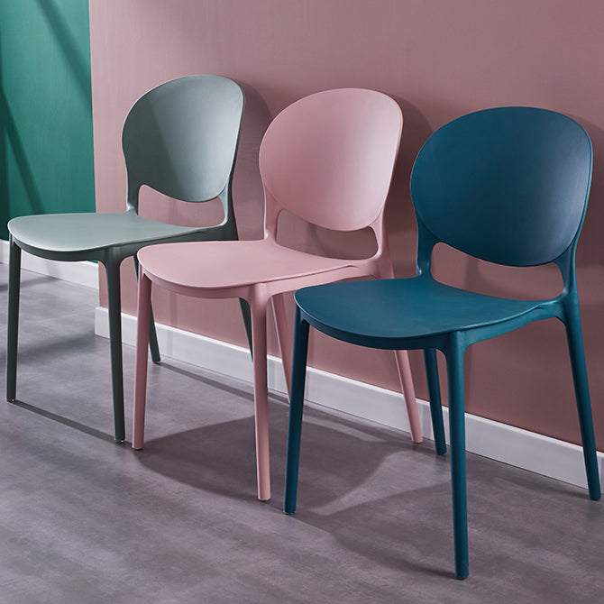 Chaise de salle à manger scandinave en plastique, dossier ouvert, finition mate