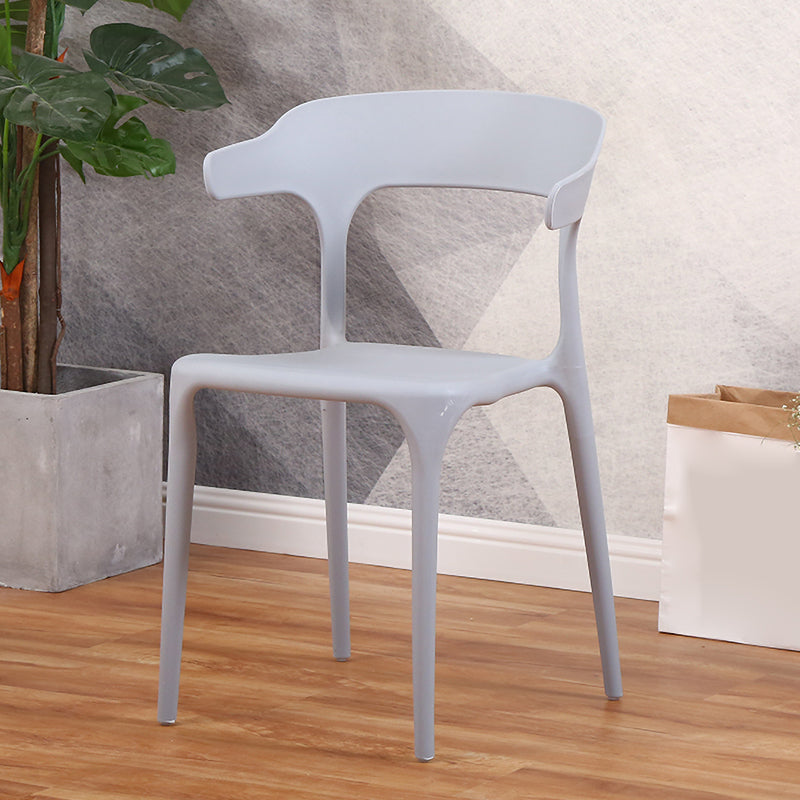 Silla de plástico moderna para interiores y exteriores, silla lateral de comedor apilable con respaldo abierto para el hogar con brazo