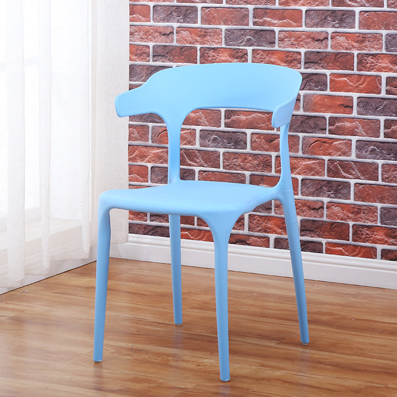 Chaise d'intérieur et d'extérieur en plastique moderne, chaise d'appoint empilable à dossier ouvert avec accoudoirs