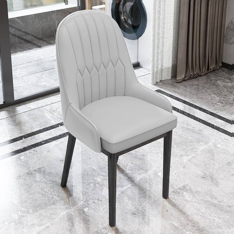 Chaise d'appoint scandinave pour la maison, chaise de salle à manger rembourrée en métal à dossier solide