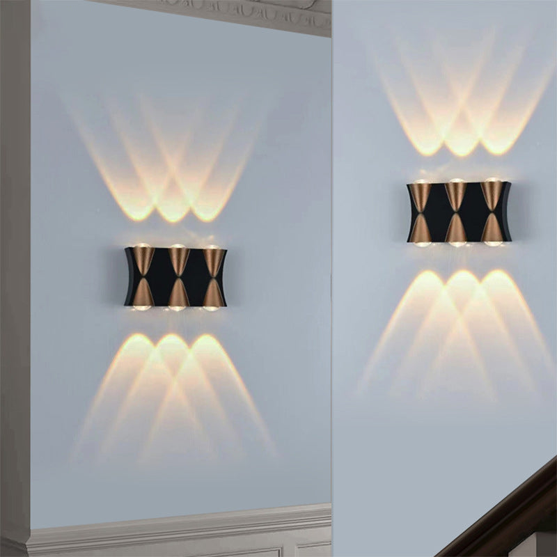 Lumière murale à LED géométrique en acrylique dans une application murale en aluminium de style créatif moderne pour les espaces extérieurs