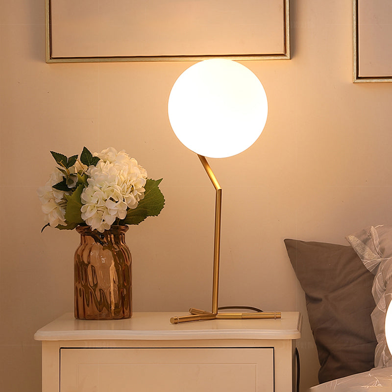 Lampada da scrivania in vetro in stile moderno Lampade da tavolo per negozio di caffè con paralume a globo bianco