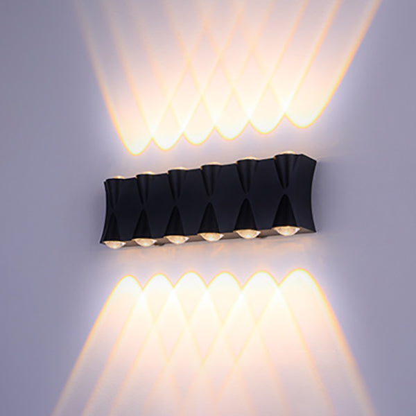 Lumière murale à LED géométrique en acrylique dans une application murale en aluminium de style créatif moderne pour les espaces extérieurs