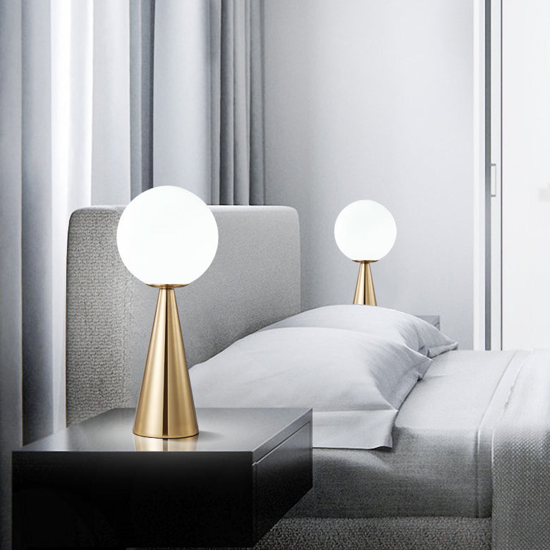 Lampe de table en verre globe doré dans un style de luxe moderne, lampe de bureau en fer forgé pour les espaces intérieurs