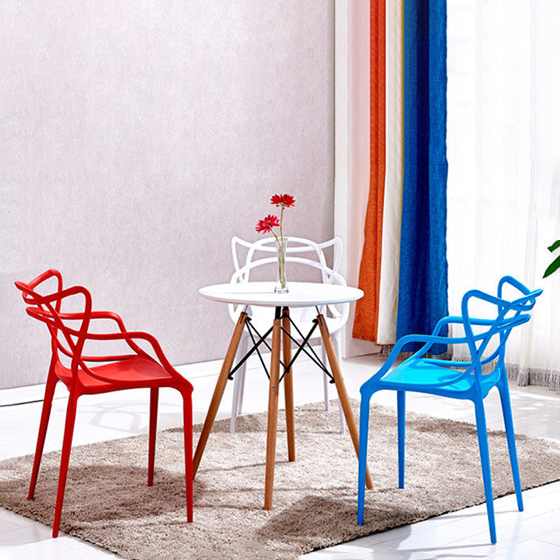 Silla de comedor con respaldo cruzado de plástico mate con brazo para restaurante escandinavo