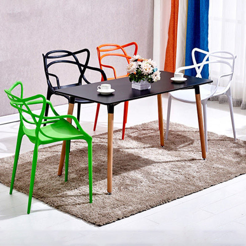 Silla de comedor con respaldo cruzado de plástico mate con brazo para restaurante escandinavo