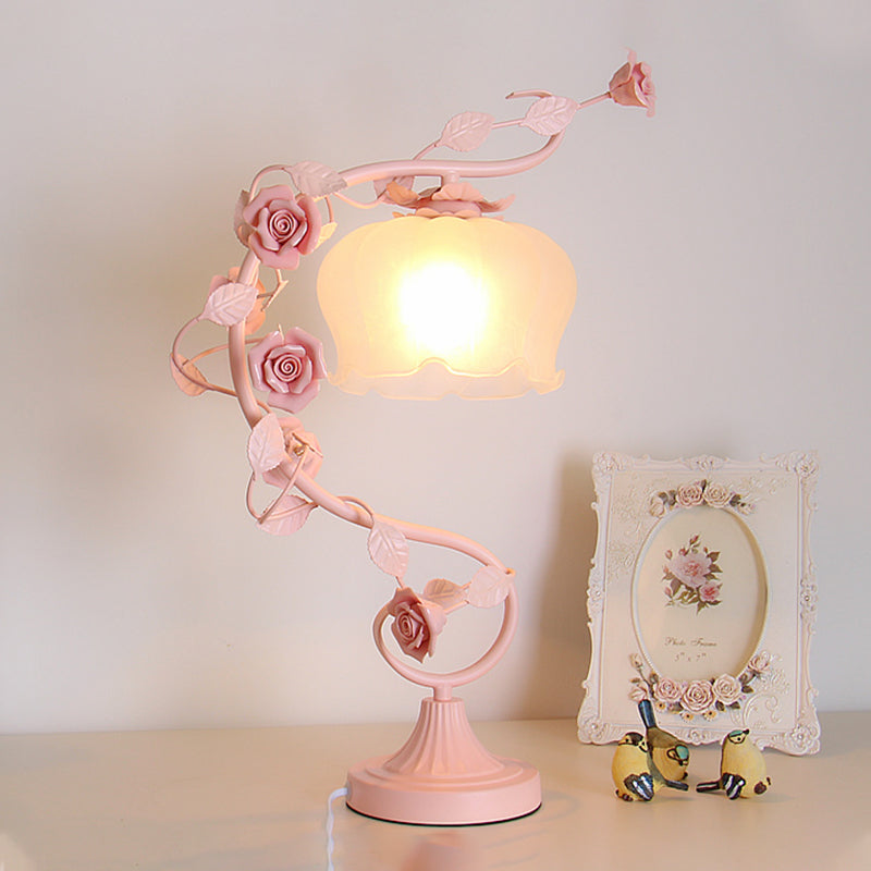 Pastoral Bloom Nachttischlampe 1 Glühbirne gefrostete weiße Glas Nachttisch Licht in Pink
