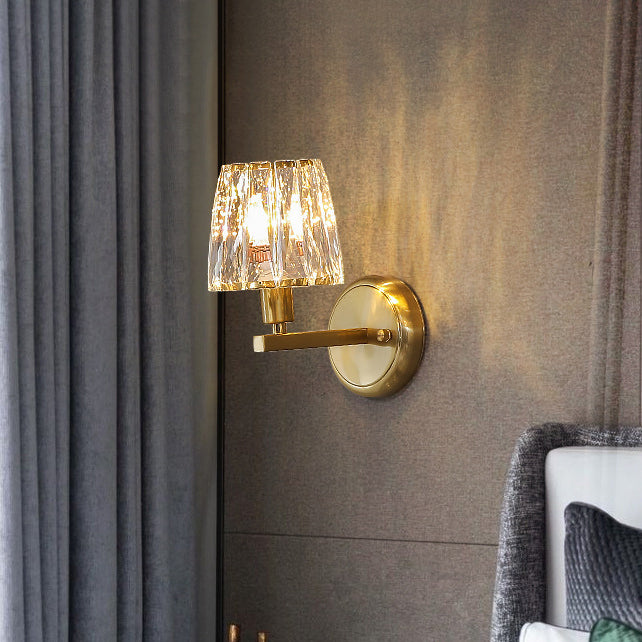 Geometrischer Schatten Einleichter Wandleuchter moderner Kristallwandmontage Leuchte in Messing