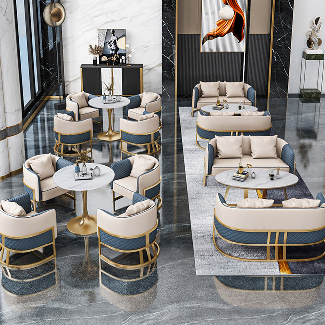 Traditionele eettafel in luxe stijl, witte ronde tafel van gesinterd steen