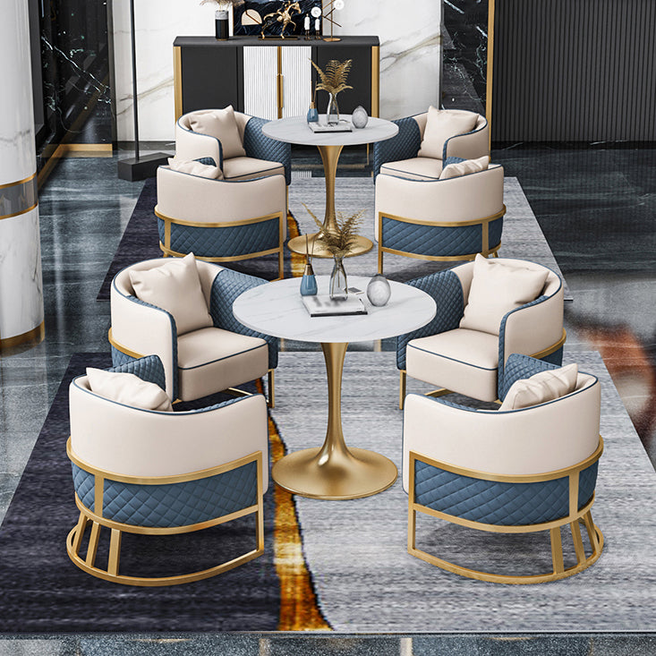 Traditionele eettafel in luxe stijl, witte ronde tafel van gesinterd steen