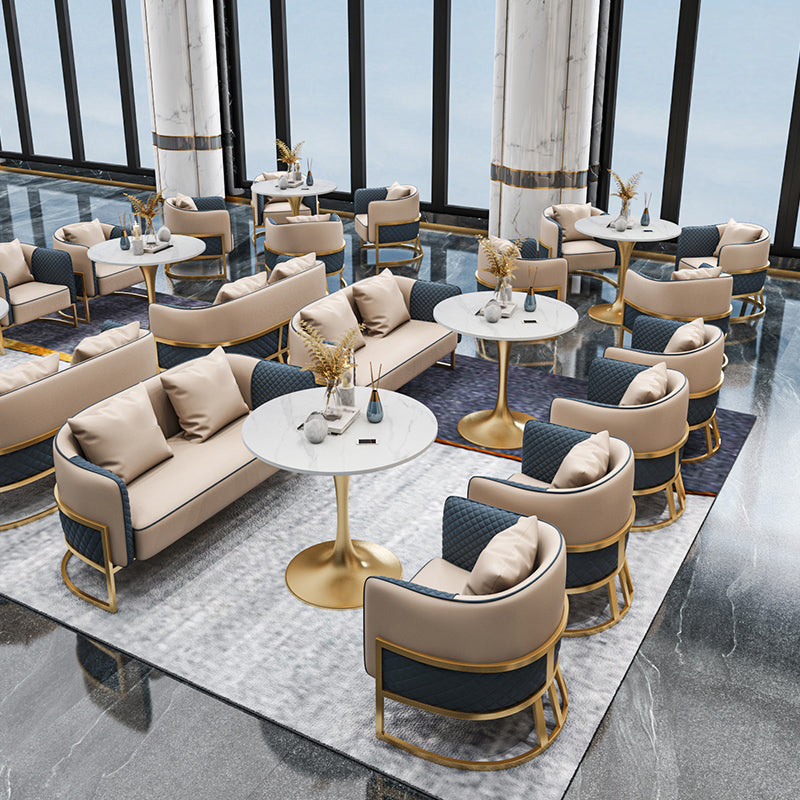 Traditionele eettafel in luxe stijl, witte ronde tafel van gesinterd steen