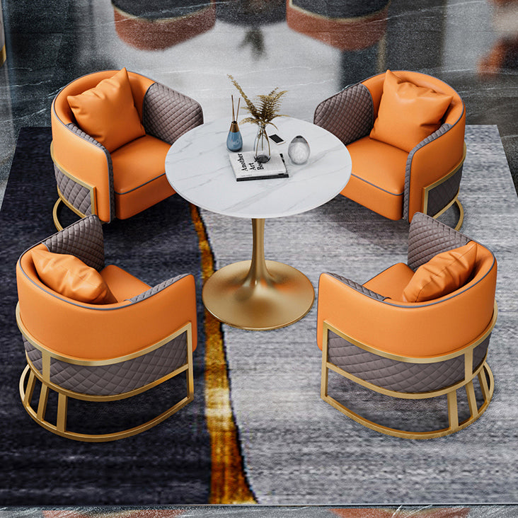 Traditionele eettafel in luxe stijl, witte ronde tafel van gesinterd steen