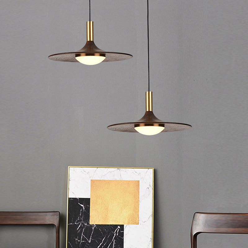 Le lampadario a sospensione a sospensione contemporanea con tonalità piatto in legno.