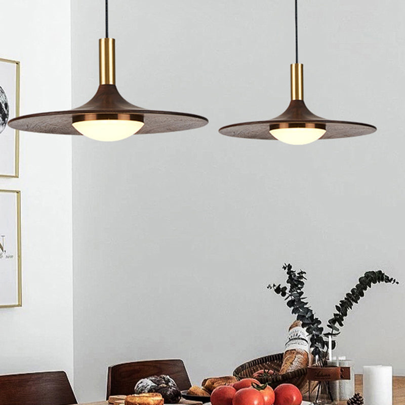 Le lampadario a sospensione a sospensione contemporanea con tonalità piatto in legno.